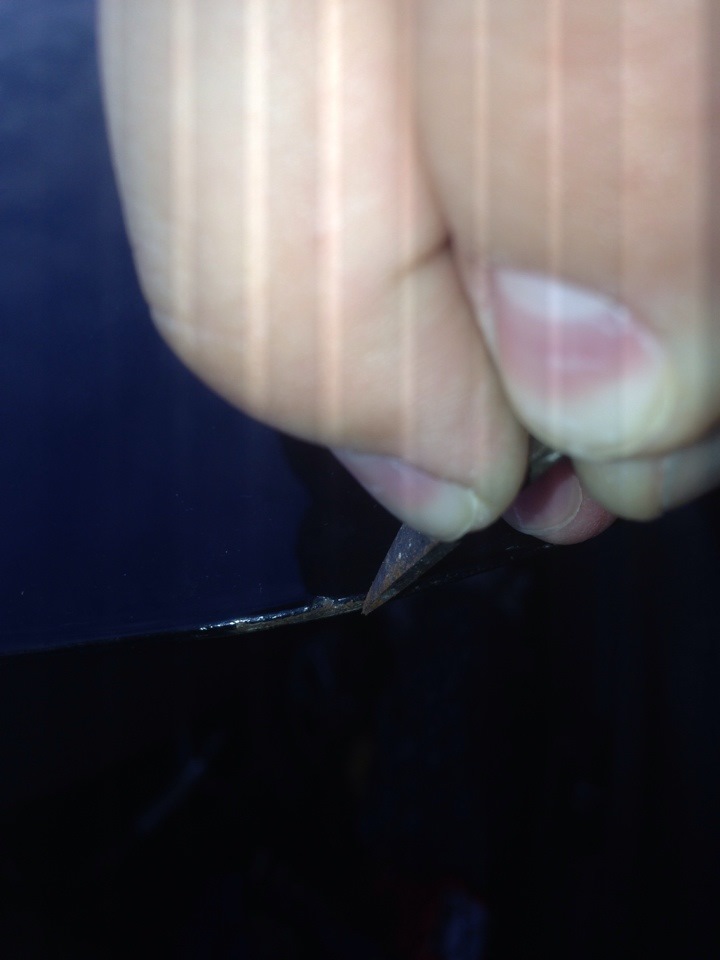 кончиком ножа оцарапываем ржавчину — KIA Sorento (2G)