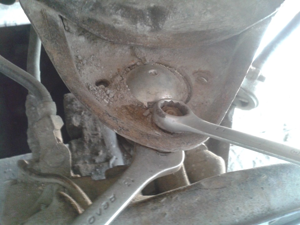 Peugeot 407 откручиваем шаровую опору. Съемник шаровой опоры ваз 2107. Как выкрутить шаровую. 5. Как выкрутить шаровую.