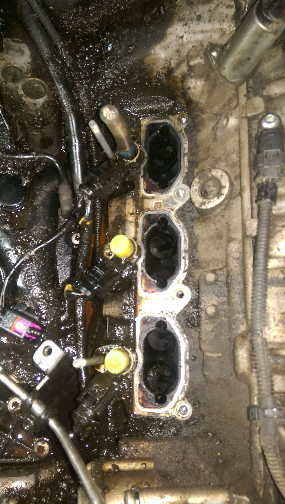 Антифриз в развал туарег 3. Прокладка крышки в развале блока m62. Антифриз в развале. Масло в развале туарег 3. Антифриз в развале.