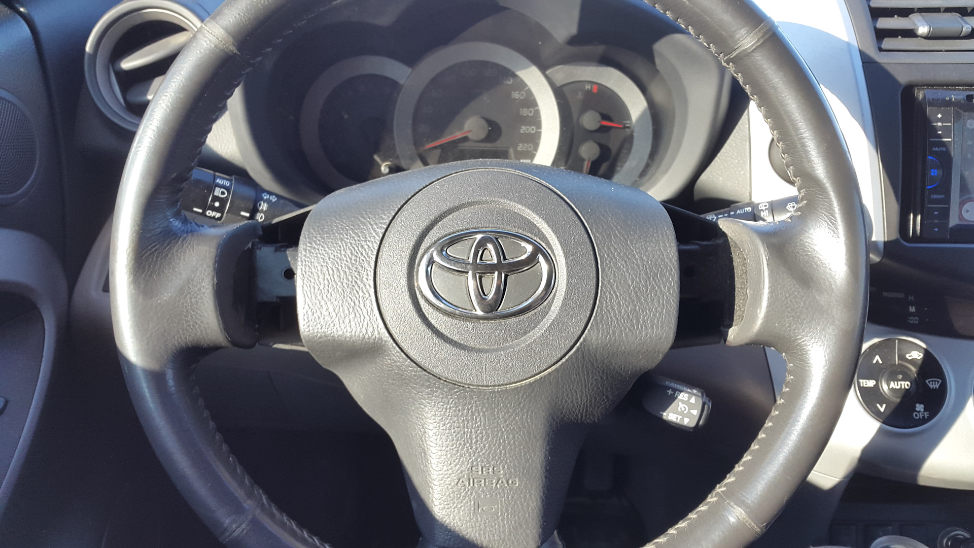 Toyota rav 4 руль. Руль Тойота рав 4 2005.