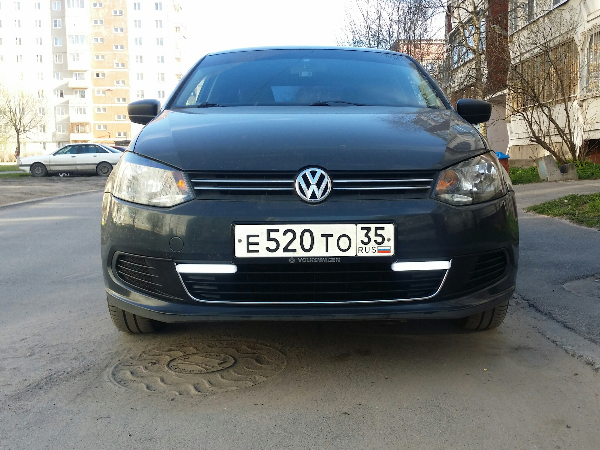 Дхо поло седан. Ходовые огни Фольксваген поло седан. ДХО на VW Polo sedan 2013. ДХО на поло седан 2012. Ходовые огни VW Polo sedan.