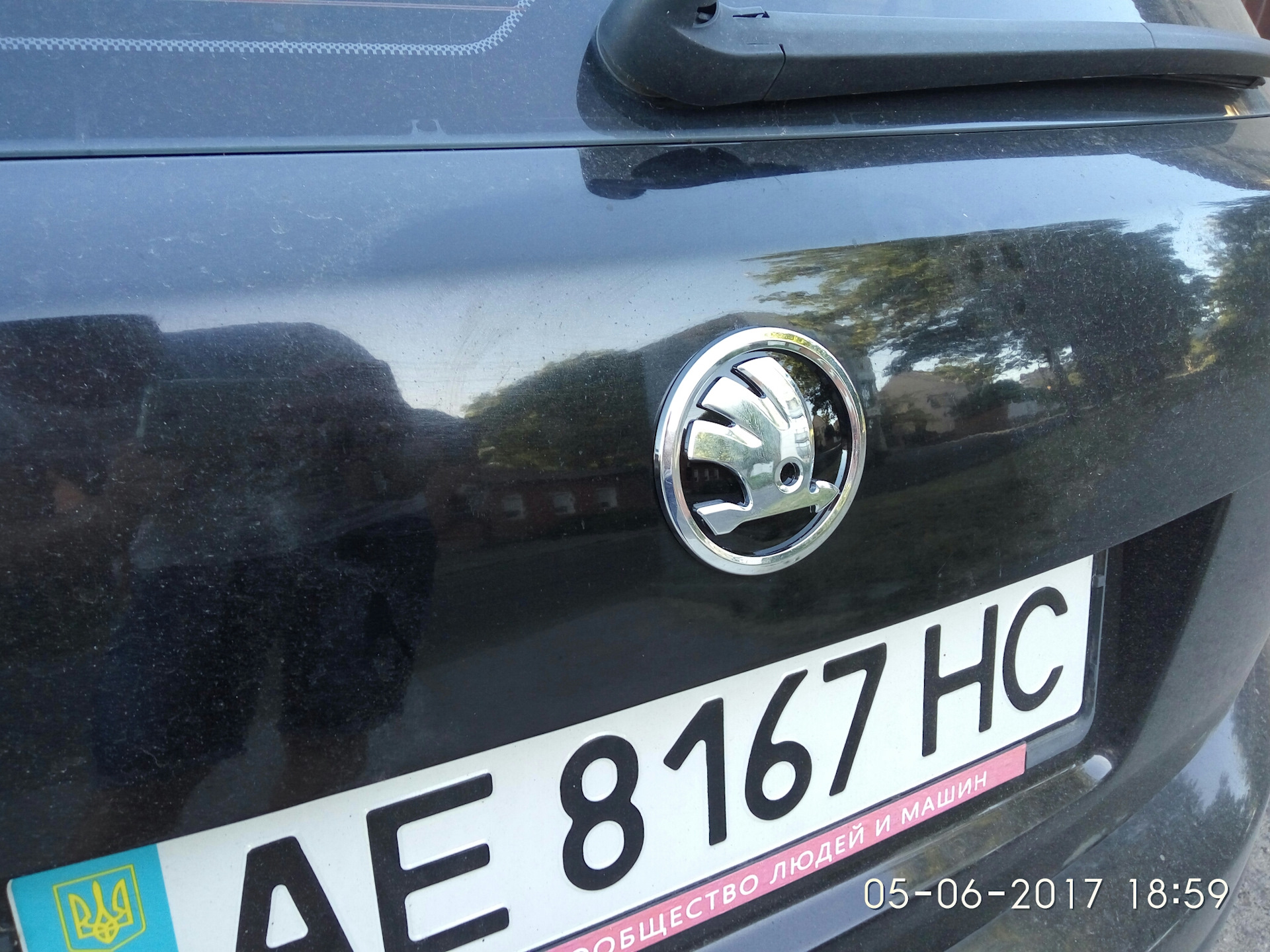 Замена шильдиков. Шильдик Skoda Fabia 1. Шильдик на шкоду Фабия. Шильдик Шкода Фабия 2. Шильдик на багажнике Skoda Fabia 1.