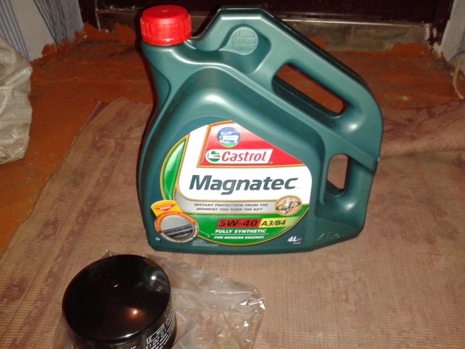 Какой лить. Castrol Magnatec 5w40 синтетика. Castrol Magnatec 5w40 полусинтетическое. Масло в двигатель магнатек 5w40. Castrol Magnatec 5w-40 2022.