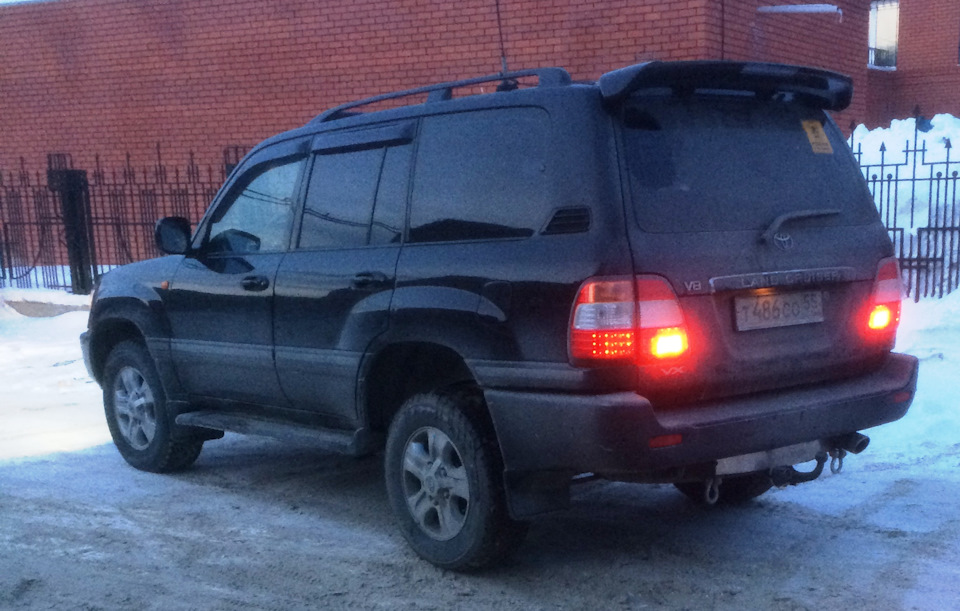 Спойлер ленд Крузер 100. Спойлер ленд Крузер 100 мини. Land Cruiser 100 зеленый. Toyota Land Cruiser 100 синий.