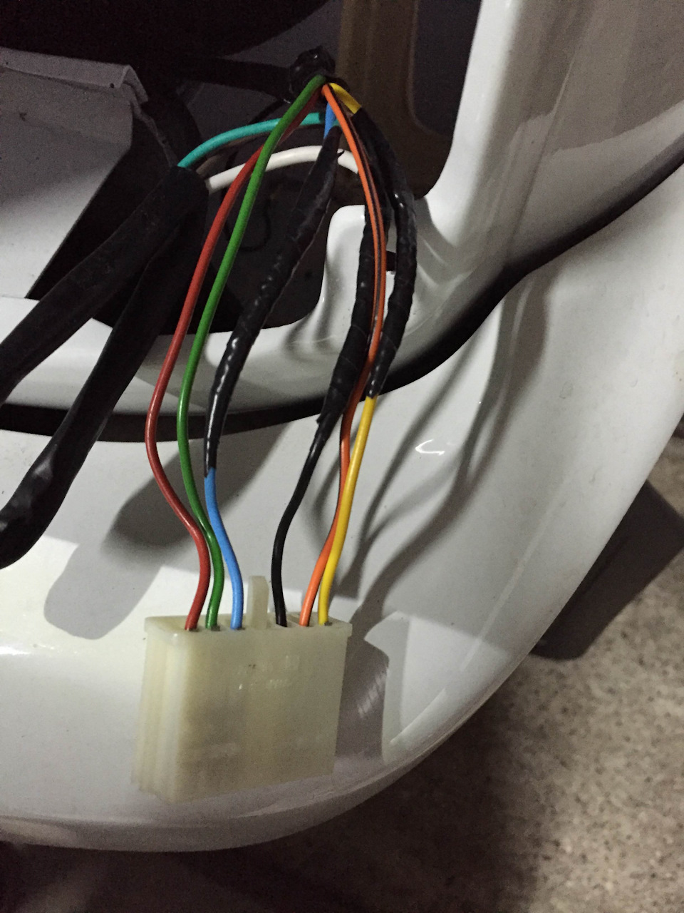 Подключение задних фонарей нива. Подключение задних фонарей нива. Нива 2121 фишка фонарей. Переделка задних фонарей нива 21214. Распиновка задних фонарей нива шевроле.