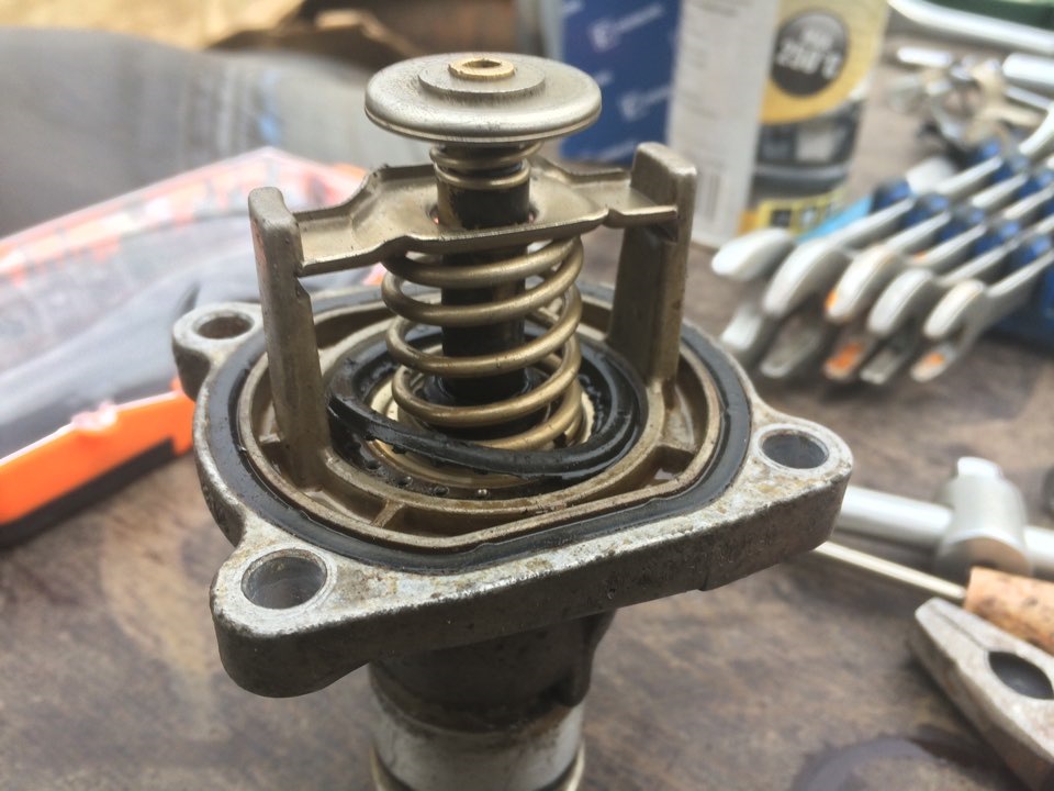 Патрубок, термостат и датчик температуры ОЖ — Opel Astra H, 1,6 л, 2008 ...