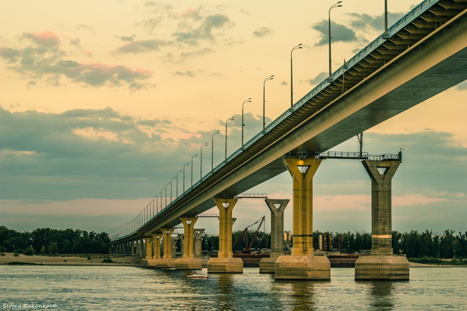 Длина нового моста через волгу. Мост через Волгу в Волгограде. Танцующий мост в Волгограде. Пляшущий мост в Волгограде. Мост Волгоград Волжский.