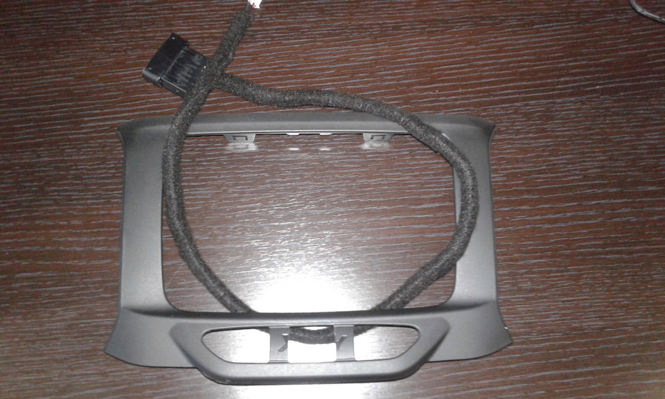 Сделал доп отверстие в рамке по размерам кнопки. Надписью XRAY пришлось пожертвовать. — Lada XRAY