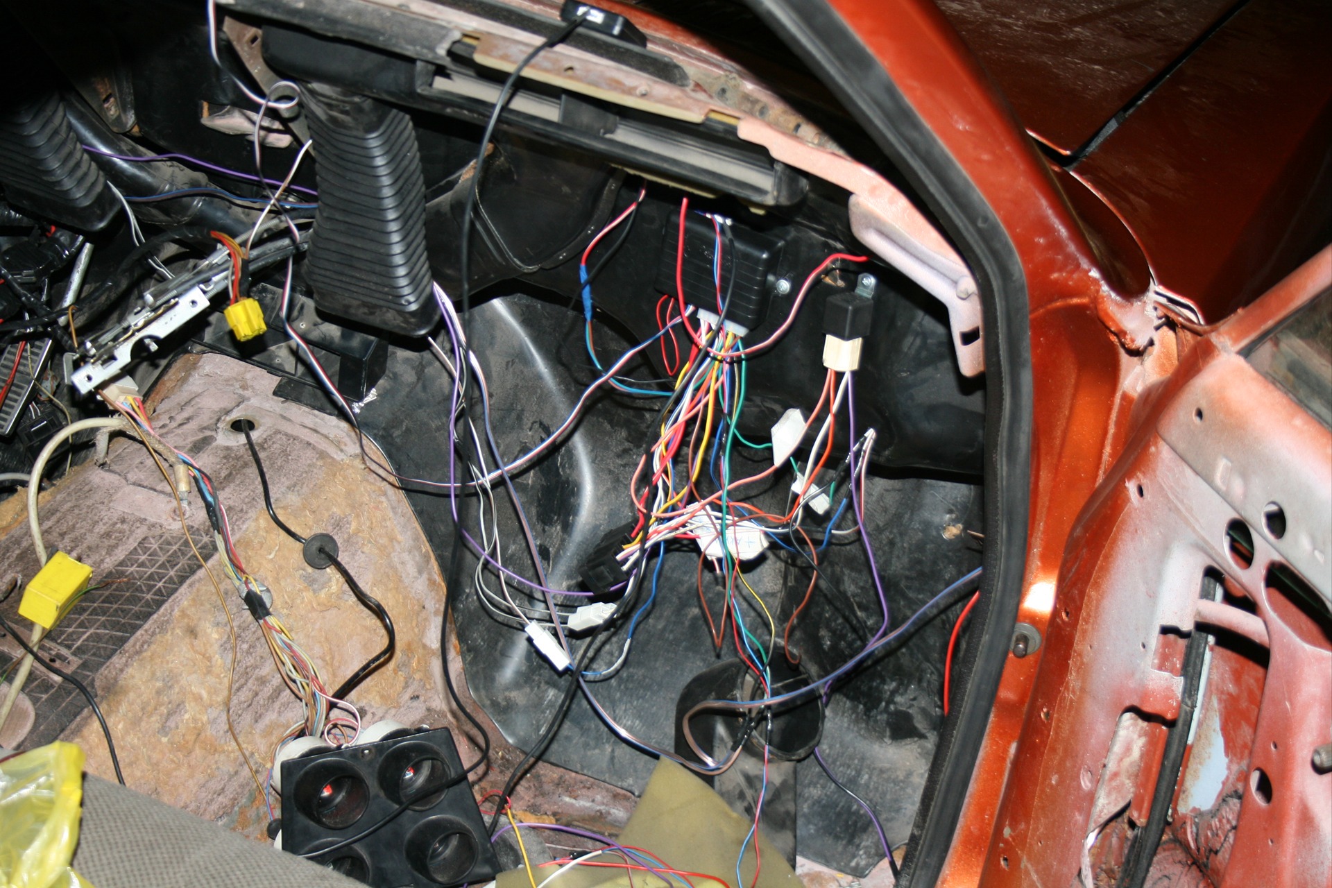 поставил соленоид багажника — Ford Taunus TC, 2,4 л, 1971 года ...