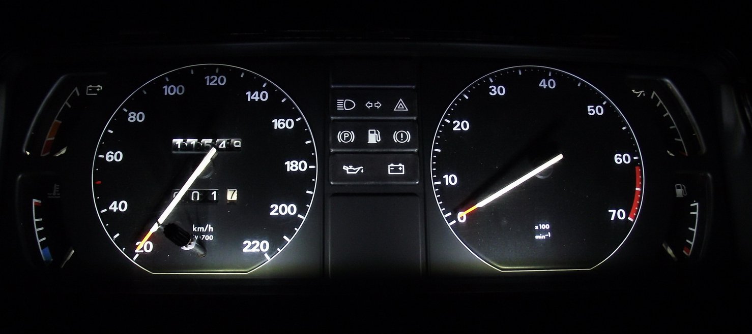 общий вид в темноте, малость переэкспозиция в световых пучках — Opel Rekord E