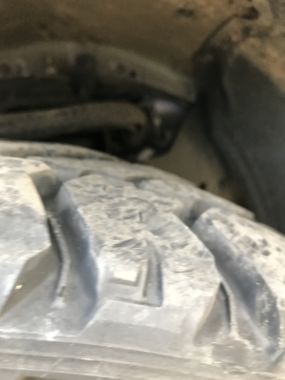 Неравномерный износ протектора — Toyota Fortuner (2G), 2,8 л, 2017 года ...