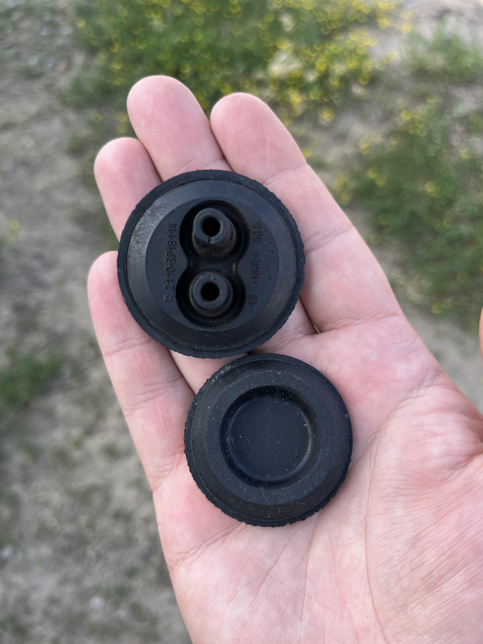 Так как «штатное» отверстие в моторном щите осталось не у дел, пришлось подбирать под него максимально подходящую по размеру заглушку, коей оказалась «Заглушка пола большая ВАЗ-2101-07» (2101-5002090) — Lada Granta (2G) FL. Запчасти на фото: 21015002090