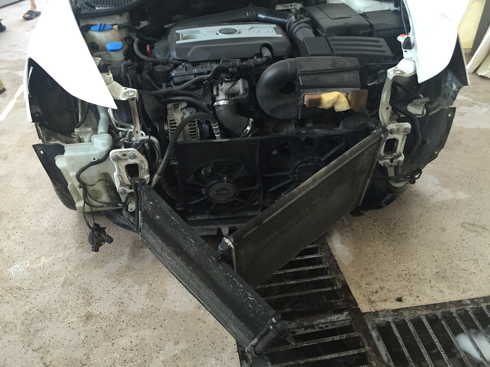 Разложил 2 части пирога. Радиатор кондиционера попросил не трогать, т.к. он бы после этой мойки сразу умер… — Skoda Octavia A5 Mk2