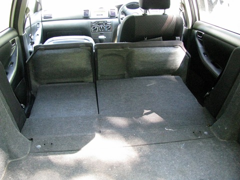 Interior and trunk photo - Toyota Allex 15 L 2004