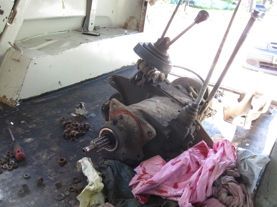 Вынимаем коробку с раздаткой — УАЗ 469, 2,9 л, 1972 года | своими ...