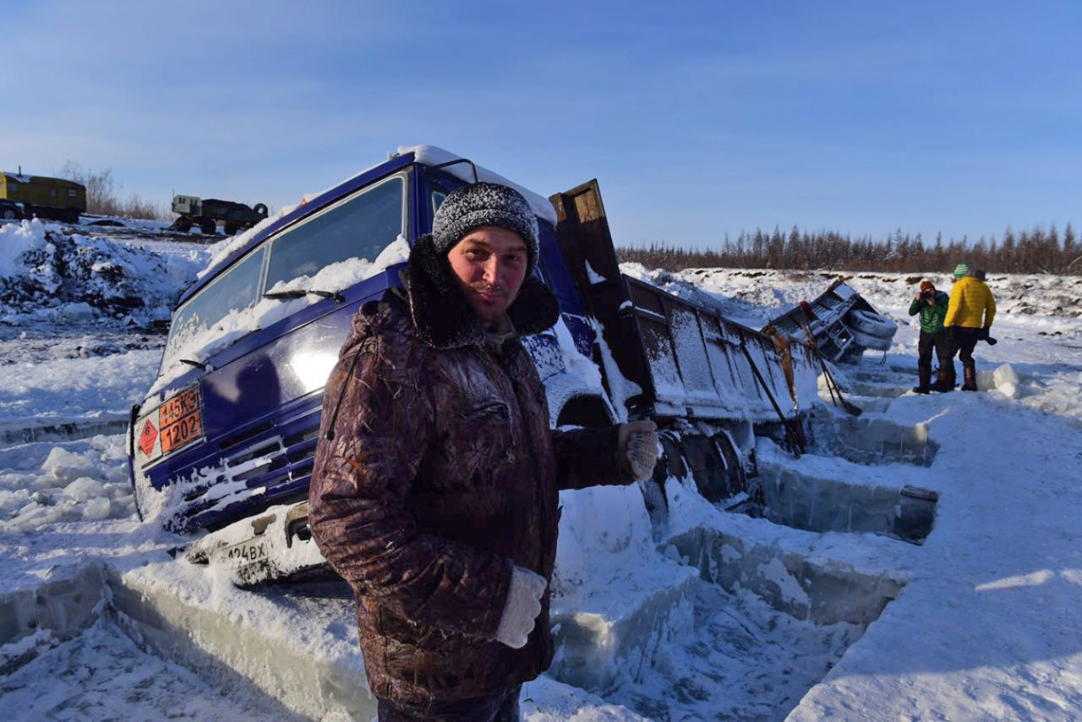 Погода в якутии. Вмерзшие машины на зимниках. Выморозка машины. Оймякон машины во льду. Наледь на зимнике.