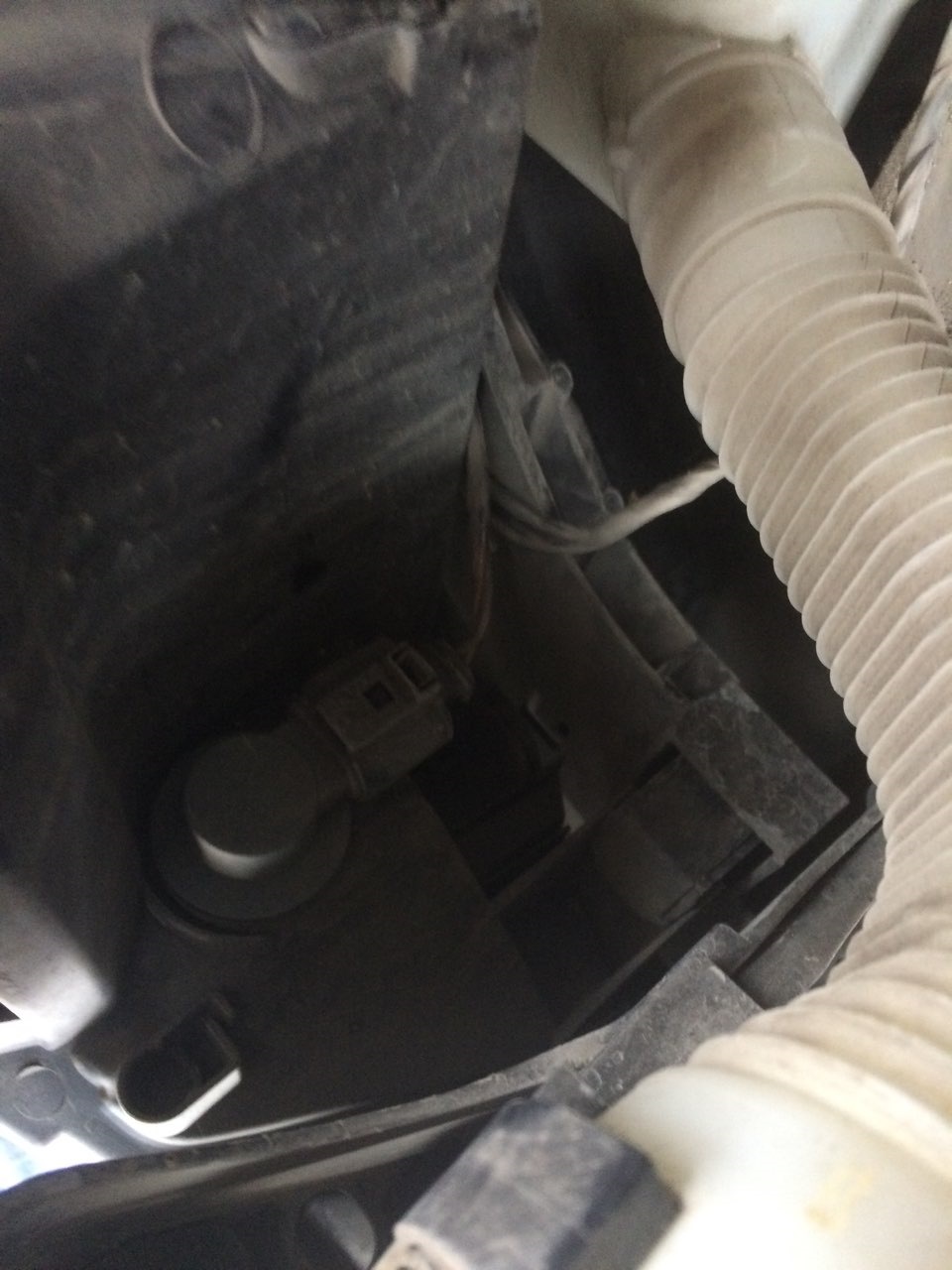 Замена габарита — Volkswagen Polo Sedan, 1,6 л, 2010 года | своими ...