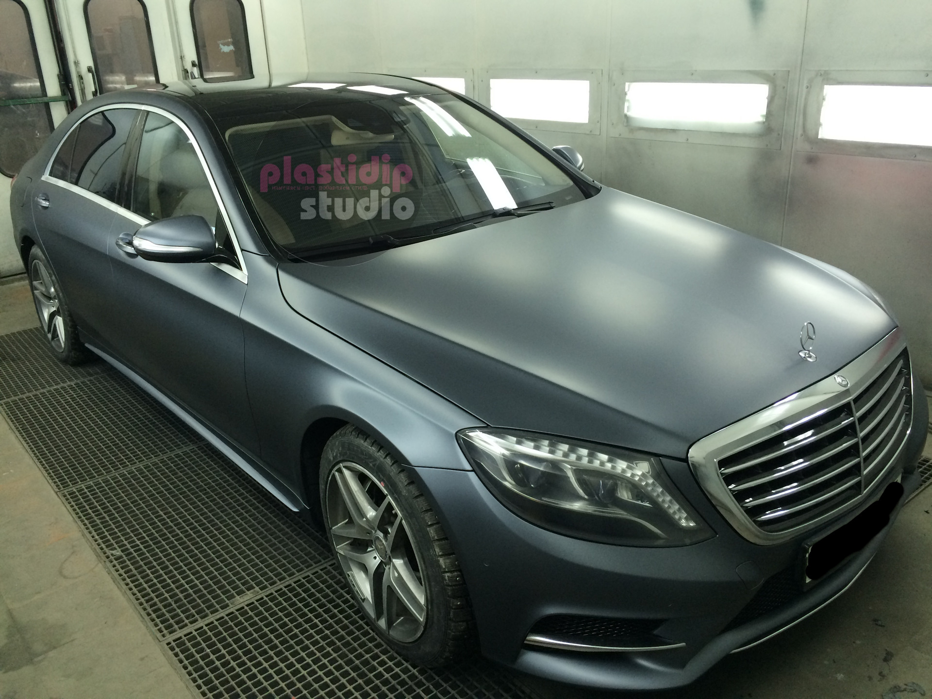 Графит машина. Mercedes w222 графит. W222 черный матовый. Цвет Mercedes w222 графитовый перламутр. Темный графит пластидип.