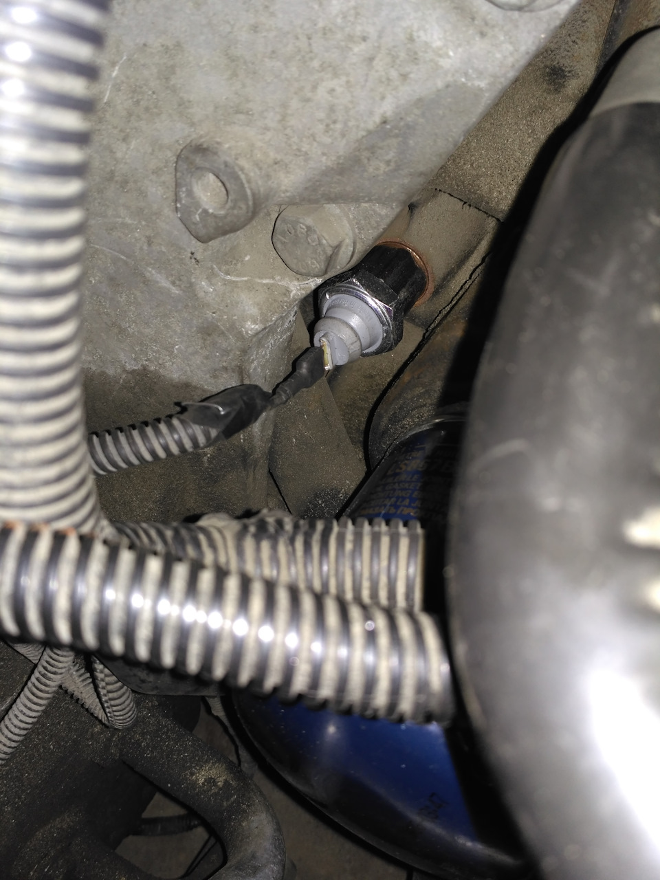 Затем вкручиваем новый ДДМ и одеваем клемму — Renault Laguna II