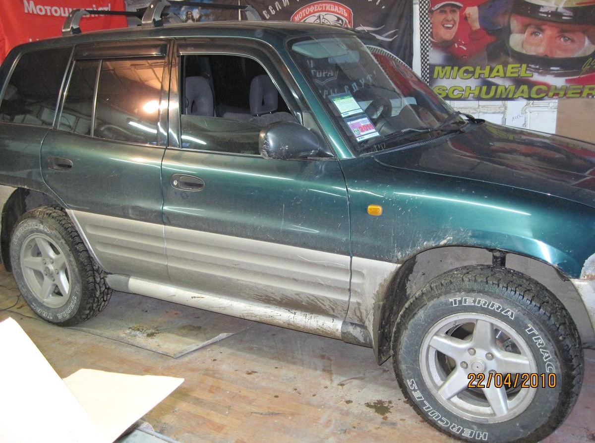 Shoto crunched ahead  surprise  - Toyota RAV4 20L 1998