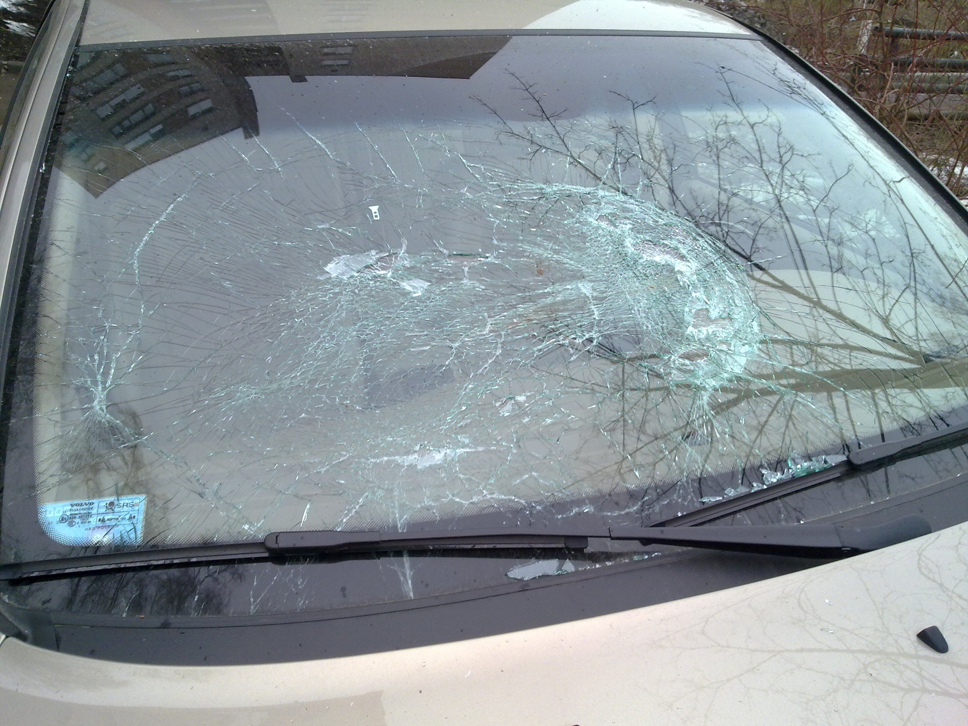 Разбитое лобовое стекло машины. Битое лобовое стекло Hyundai Solaris 2016. Разбитое стекло на Хендай Солярис лобовое. Разбит лобовое Рено Сандеро. Лобовое стекло Солярис 2012.