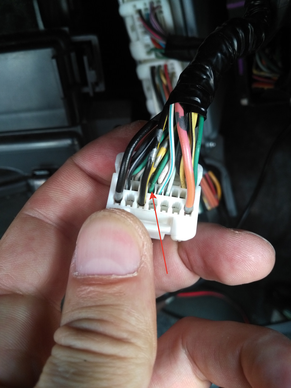 зелёный провод — Toyota Avensis II