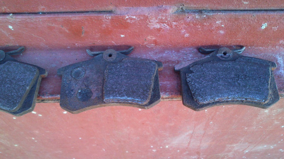 ещё летом заменил старые задние колодки — Renault Megane II, 1,6 л ...