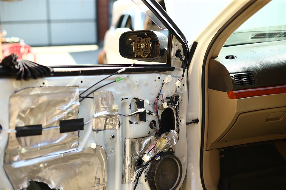 Так я узнал, что у меня стоит частичная шумка двери. Скоро буду делать полную одновременно с протяжкой автозвука =) — Toyota Allion (T240)