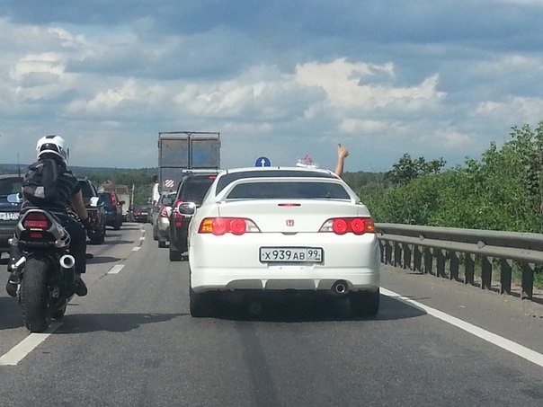Поставил башмак своей девушки на крышу в пробке . пока она спала ...