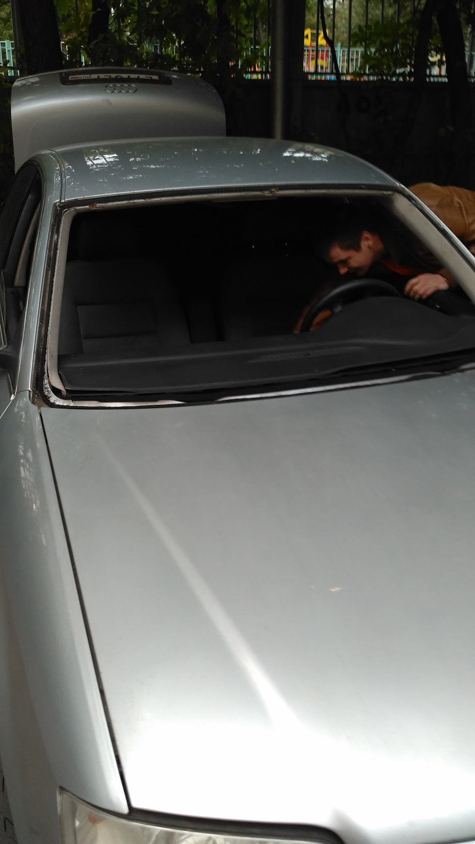 Машина без стекла. Пока было снято стекло подклеил панель ( больное место после солнца) — Audi A6 (C5)