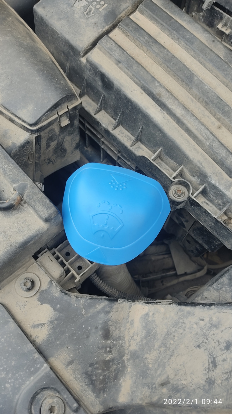 Унитазная крышка в бачок омывателя — Volkswagen Tiguan (1G), 2 л, 2011 ...