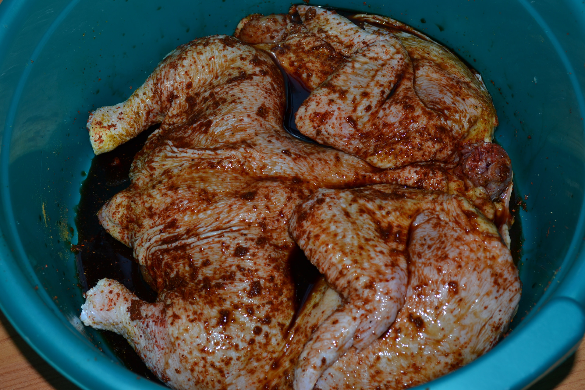 Приготовить курицу горячего. Копчение курицы. Курица горячего копчения. Курица в коптильне. Замариновать курицу.