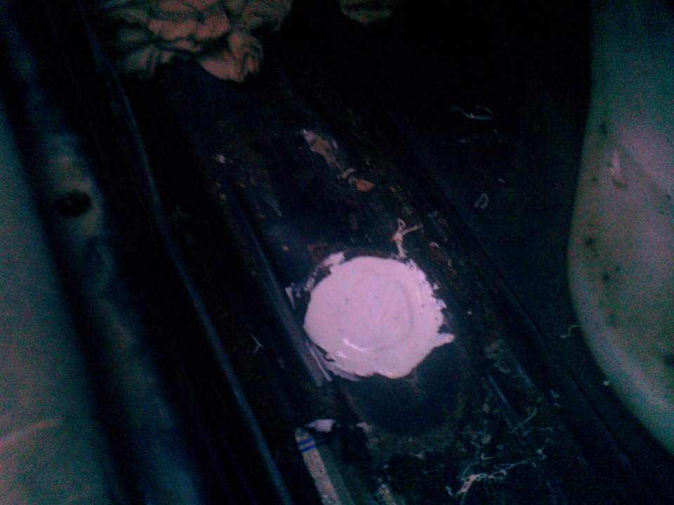 Пробки под передними сиденьями — BMW 5 series (E34), 2,5 л, 1995 года ...