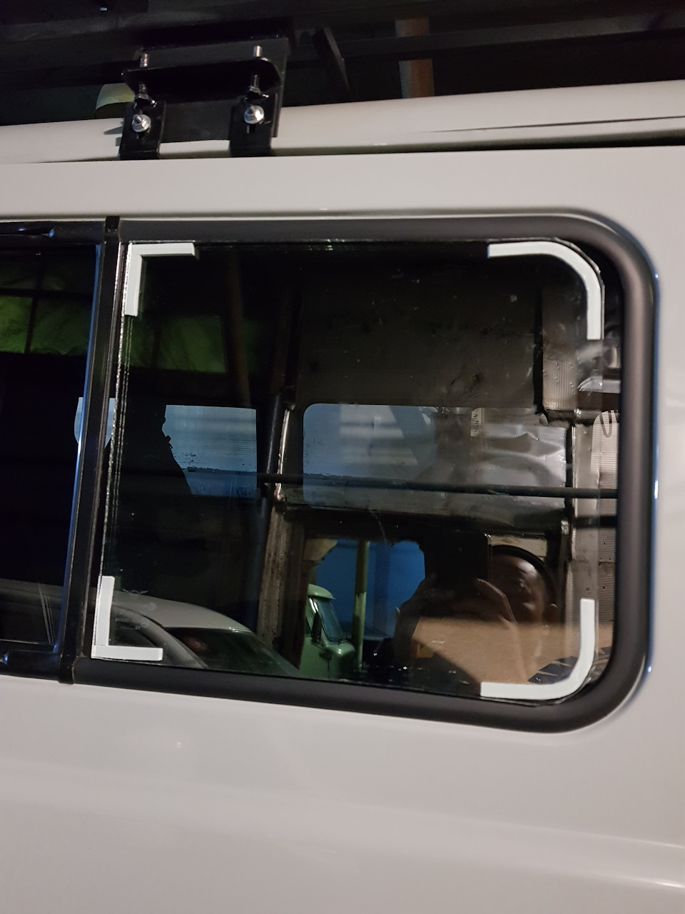 Приклеиваем к стеклу, стараясь не трогать внутреннюю сторону. — Lexus RX (2G)