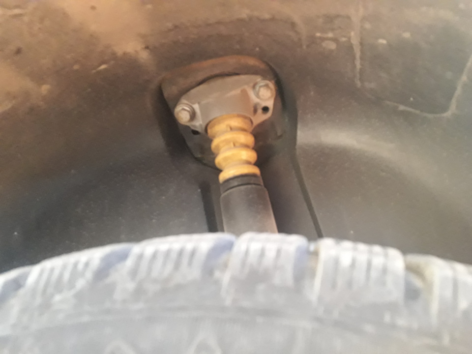 Замена задних аммортизаторов — Volkswagen Golf Mk4, 1,4 л, 2003 года ...