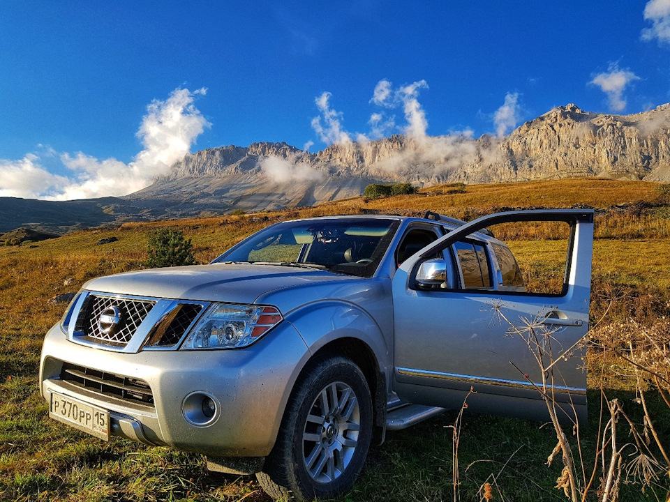 Ниссан патфайндер в краснодарском крае. Nissan Pathfinder 2010. Ниссан Патфайндер 2023. Mazda BT-50 2008. Nissan Pathfinder III.