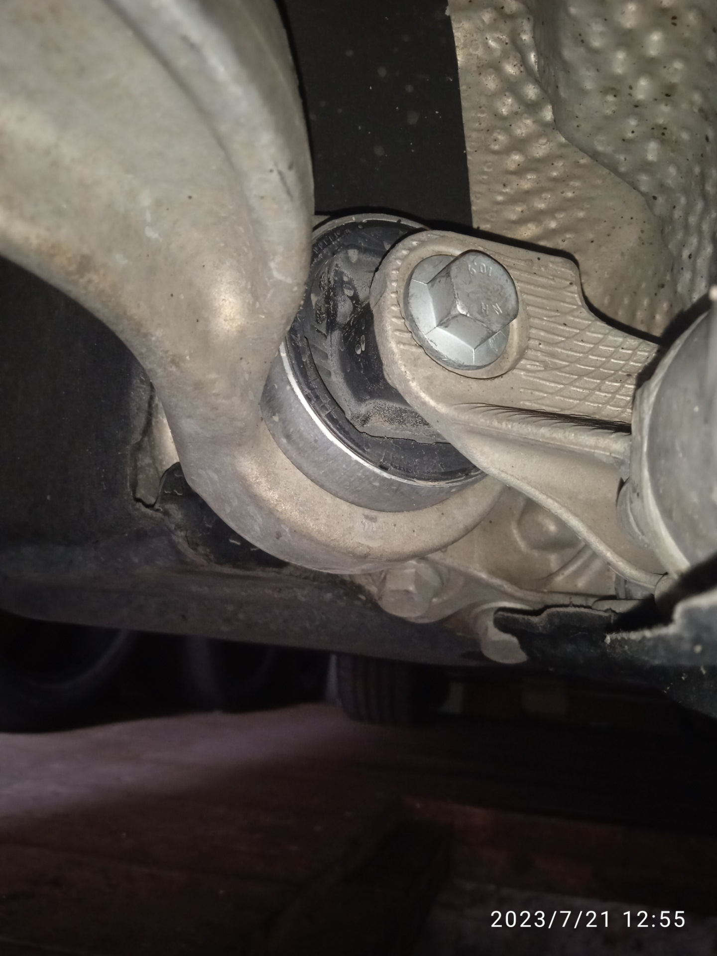 Замена сайлент-блока переднего нижнего подруливающего рычага — Audi Q5 ...