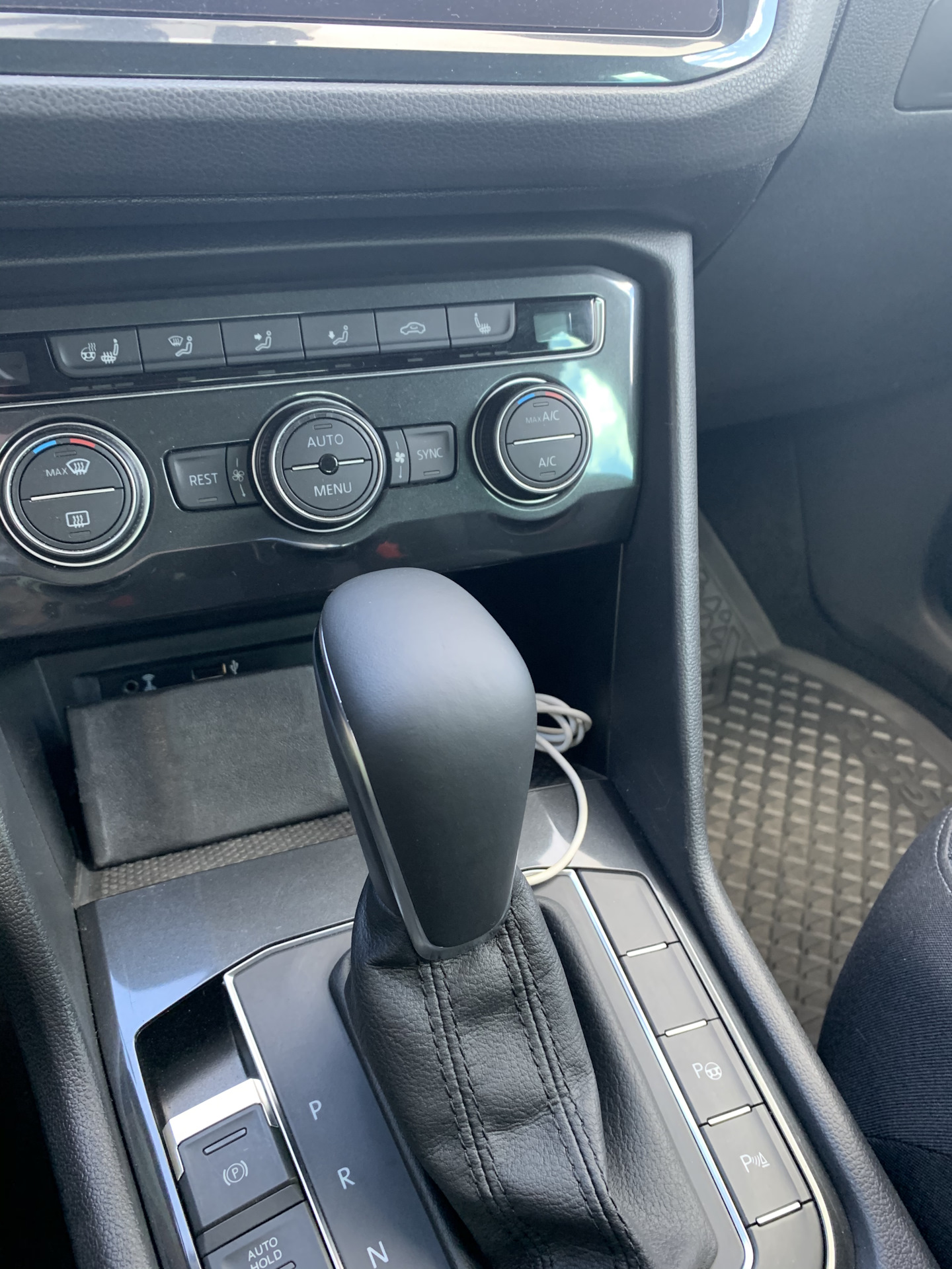 Как снять ручку кпп тигуан Ручка кпп от Ауди и подсветка дверей - Volkswagen Tiguan (2G), 1,4 л, 2017 года 