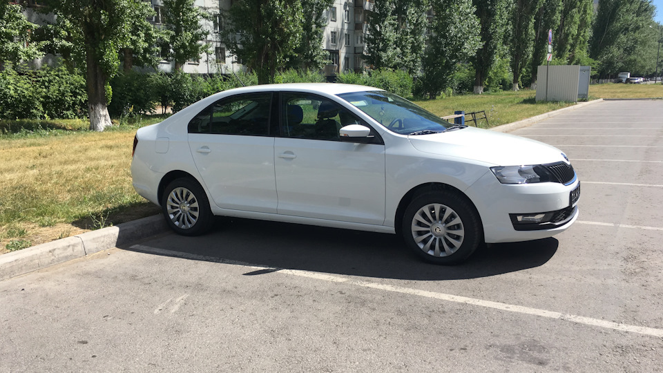 Skoda Rapid Белый тягач
