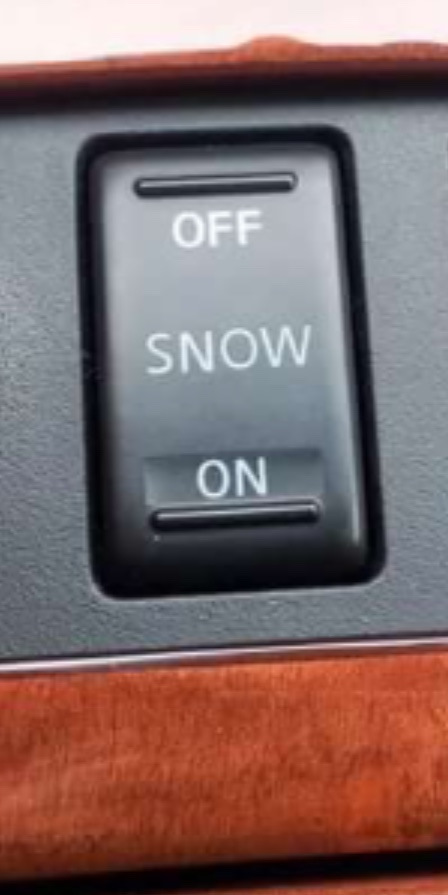 что такое в инфинити snow. 5iAAAgJlTOA 960. что такое в инфинити snow фото. что такое в инфинити snow-5iAAAgJlTOA 960. картинка что такое в инфинити snow. картинка 5iAAAgJlTOA 960. Попав сегодня в обильный снегопад, решил попробовать режим "Snow". Может мне кто-нибудь объяснить зачем он нужен?Я заметил только 2 изменения по сравнению с обычным режимом:1)Пропадает чувствительность педали газа.Выжав педаль на половину, машина едет медленнее тойоты рав4!2)Абсолютно идиотская работа коробки передач!Такое ощущение что включился режим "ученик, впервые за рулем".В моменты когда надо понизить передачу, машина начинает наоборот повышать передачу, в момент когда надо как раз перейти на более высокую передачу, передача остается той же и двигатель раскручивается до красной зоны.В общем я так и не смог понять в чем суть этого режима и понял что в обычном намного проще, но может кто-то сможет объяснить практическую пользу "Snow")