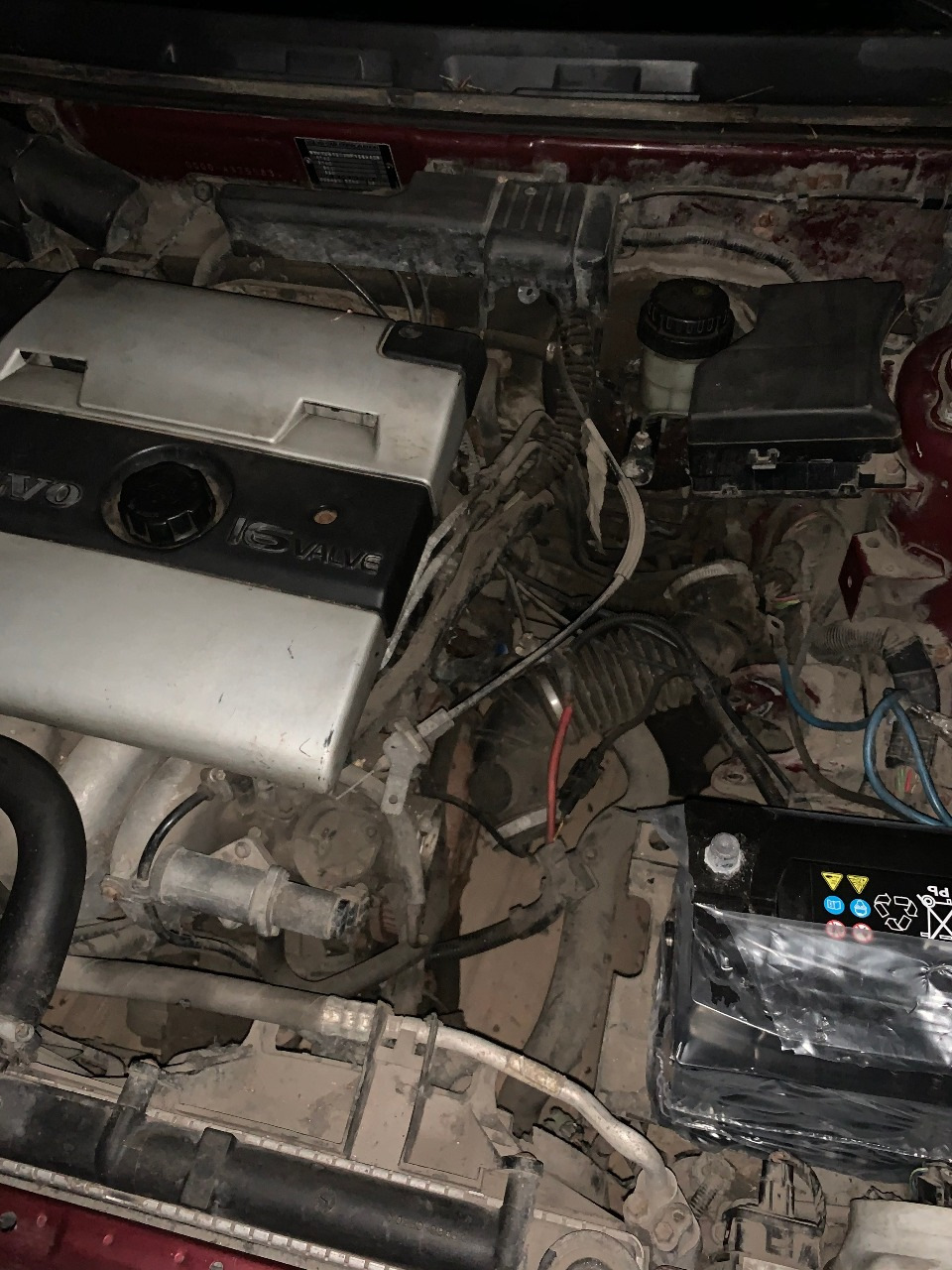 Накидываю свежекупленный аккум чтобы запустить электронику — Volvo S40 (1G)