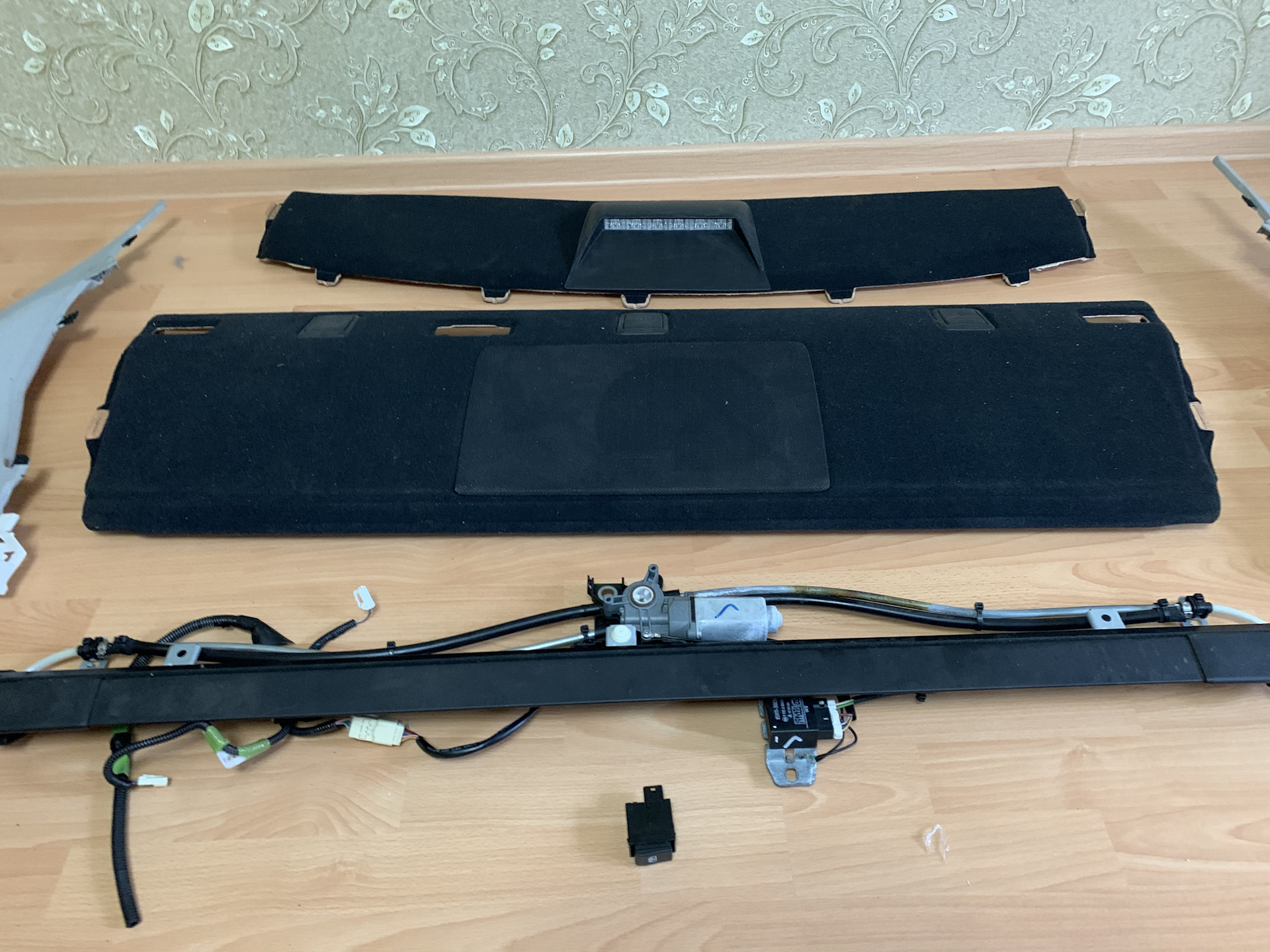 Штатная солнцезащитная шторка заднего стекла (подготовка ) — Lexus GS ...