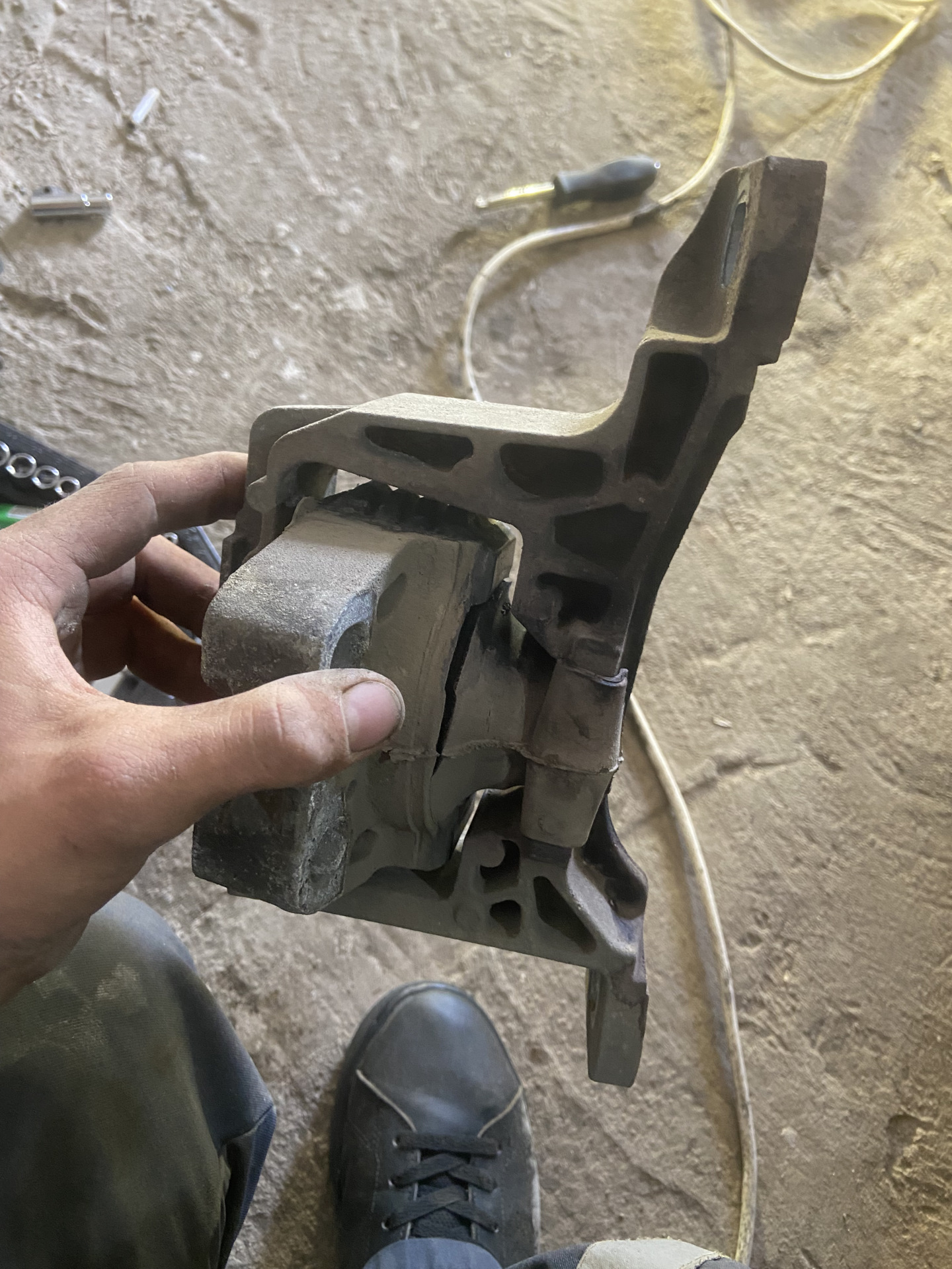 Замена правой подушки двигателя и небольшая мелочь — Volvo S40 (2G), 2 ...