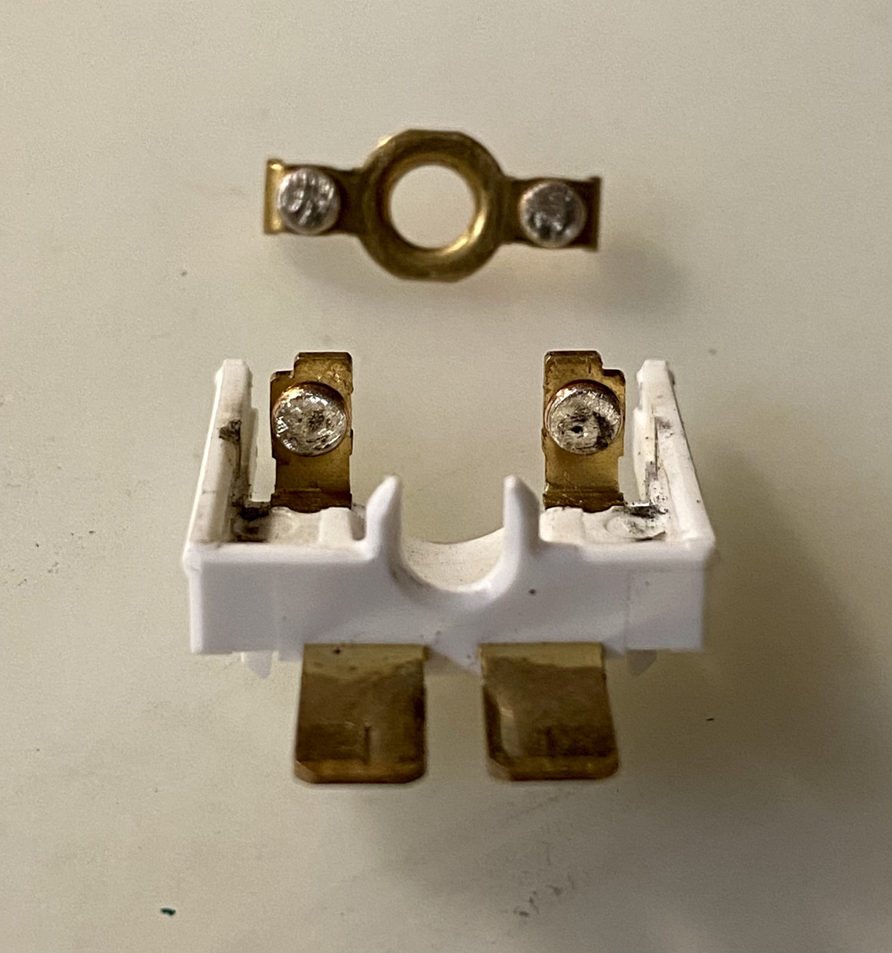 Замена концевика педали тормоза — Toyota Corolla (140/150), 1,6 л, 2008 ...