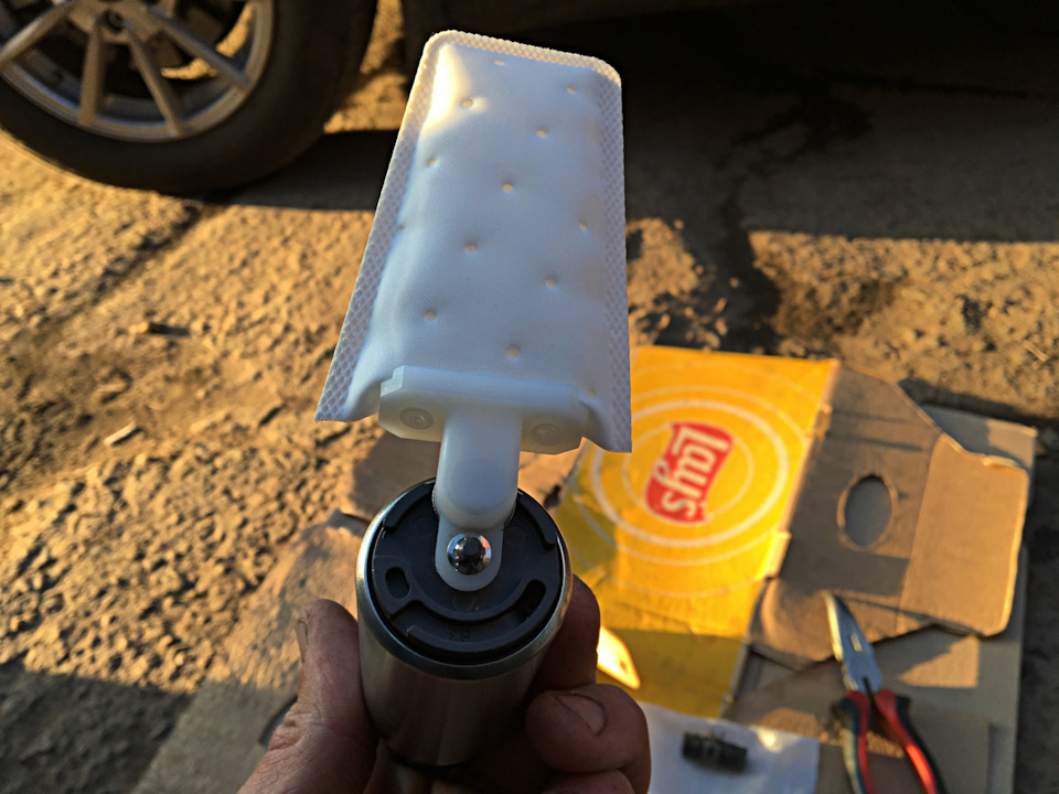 Далее устанавливаем сетку на новый насос, фиксируя её стопорным кольцом. — Toyota Vista (40)