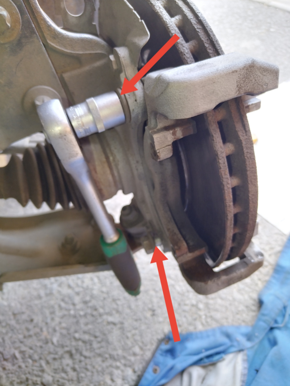 Далее, что бы снять тормозной диск, нужно снять скобу суппорта. Она держится на 2ух болтах на 18. — Opel Grandland X