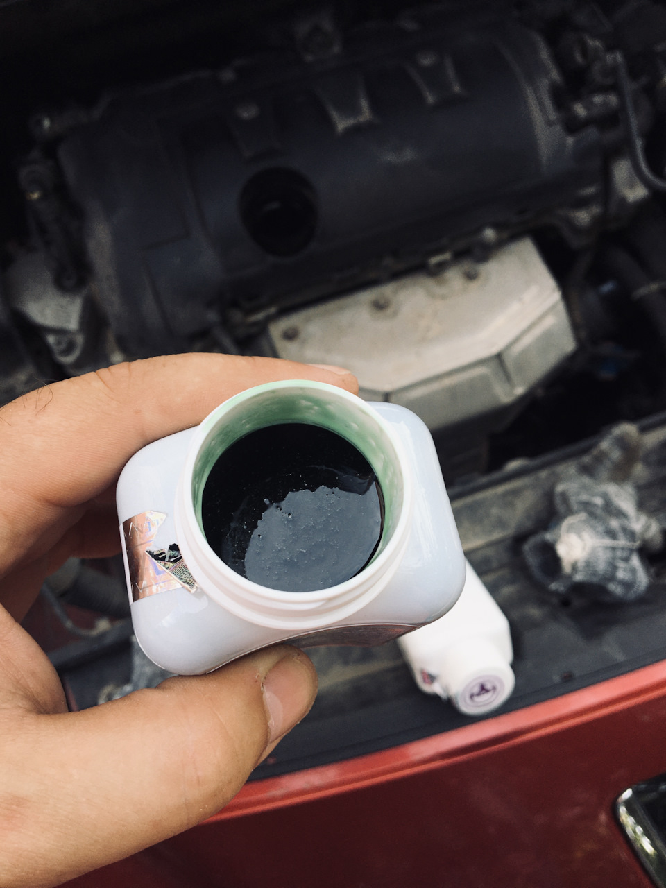Подготовка к смешиванию присадки с маслом двигателя. Присадка зеленого цвета. — Peugeot 308 (1G)