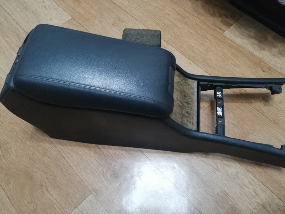 Авто с двумя телефонами в подлокотнике 5j4c84 iiOctbi9ShYKUJXMKDXc 960