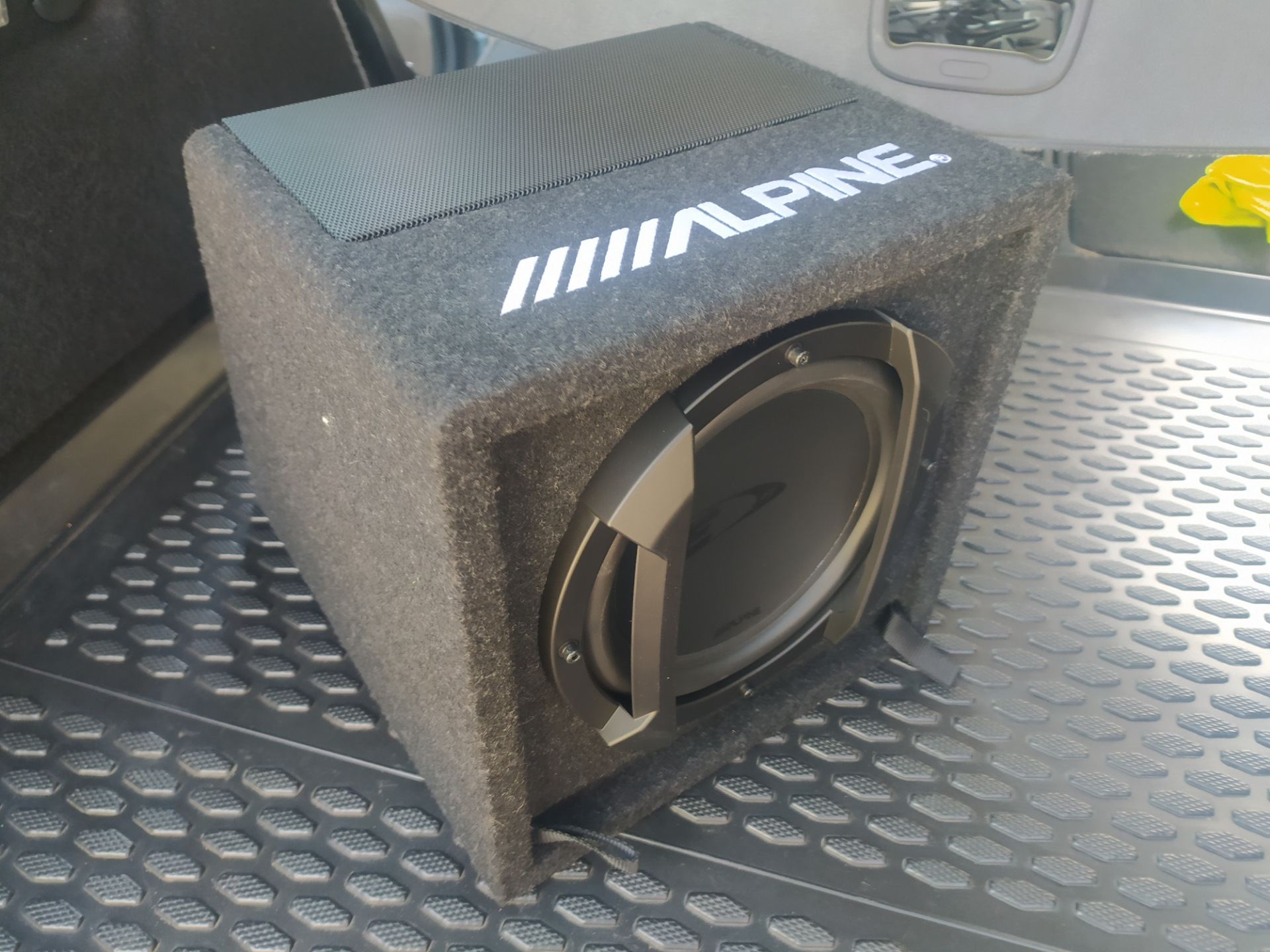 Саб баси. Alpine swe 2200 сабвуфер. Сабвуфер за 1000 рублей. Сабвуфер сам по себе басит. Phantom car audio сабвуфер.