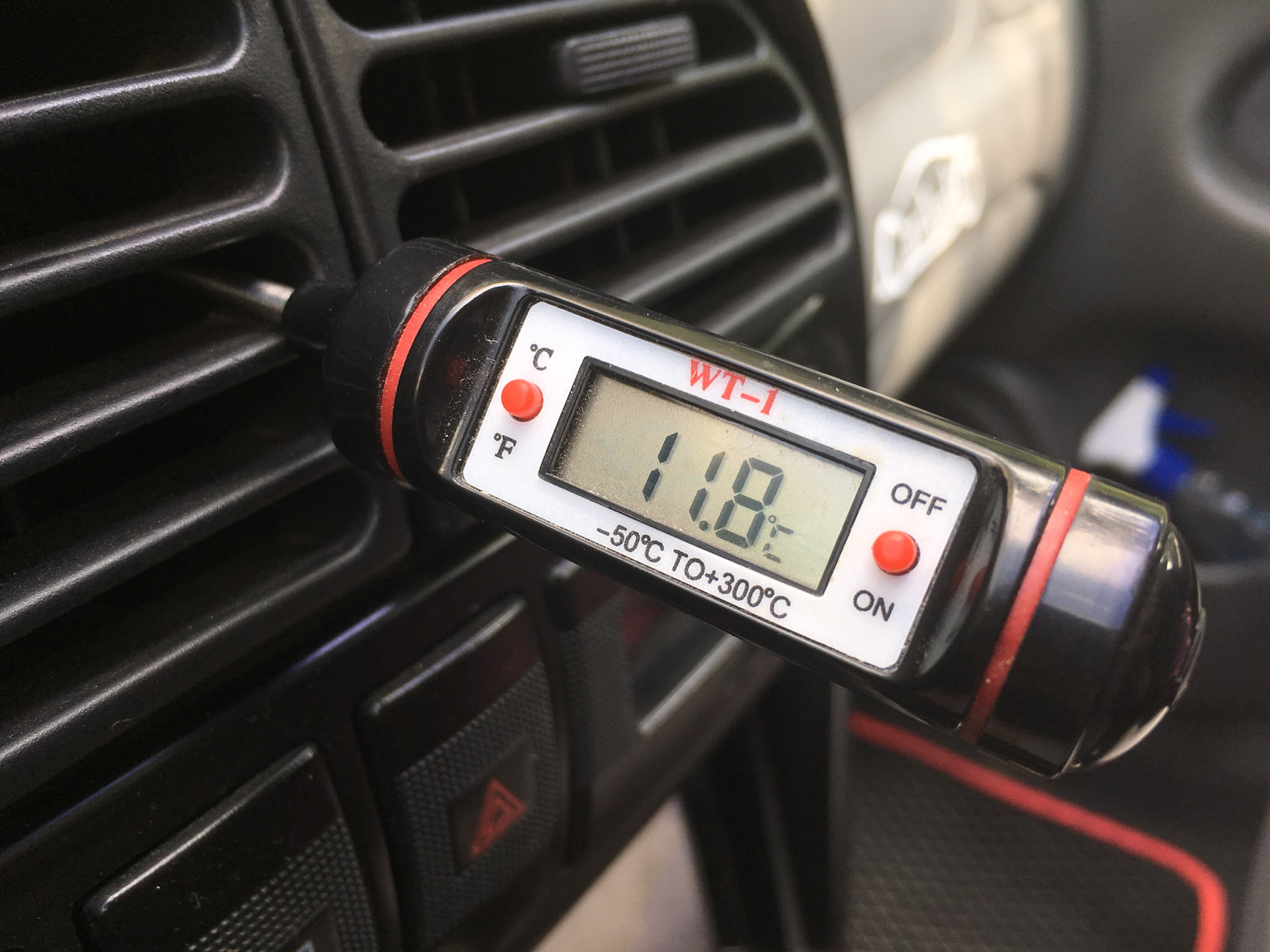 Сколько температура в машине. Термометр авто TDS TS-caa41. Термометр кия спектра. Цифровой термометр Киа спектра. Термометр на дефлектор автомобиля.